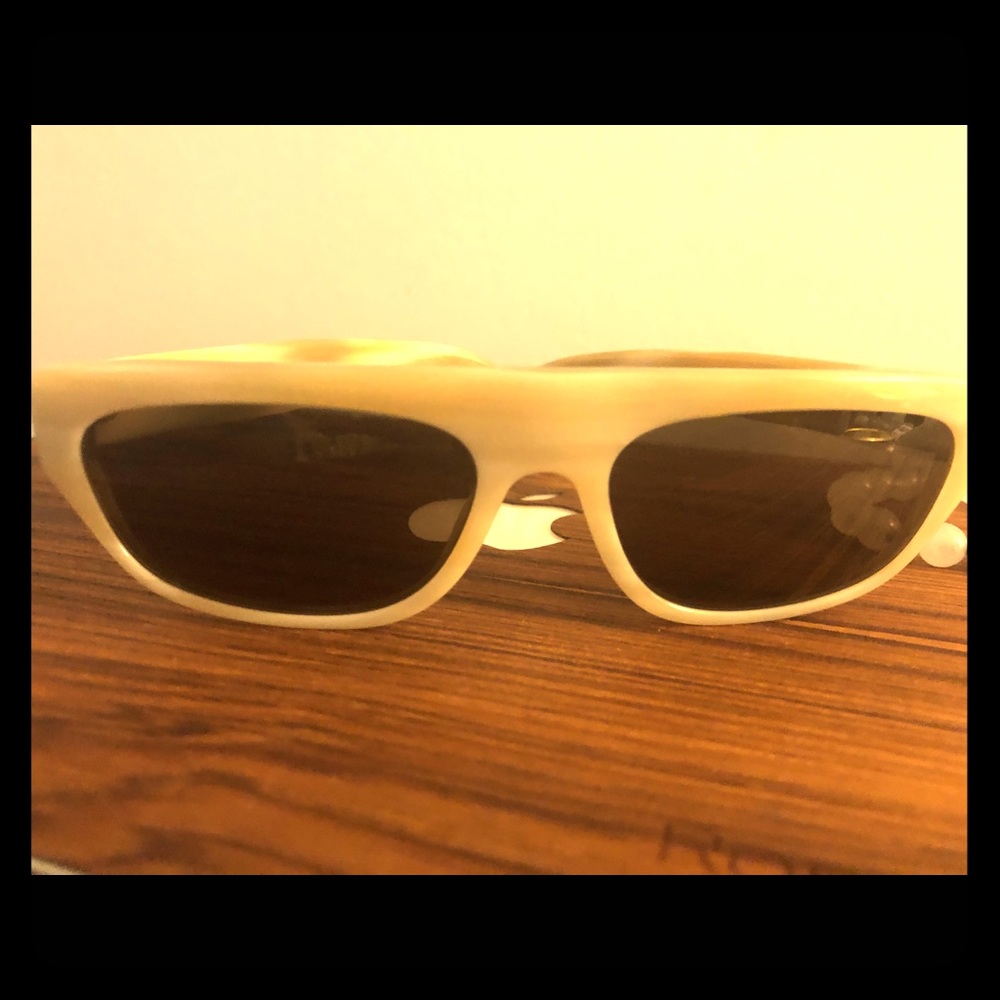 Burberry Motif Sunglasses 😎